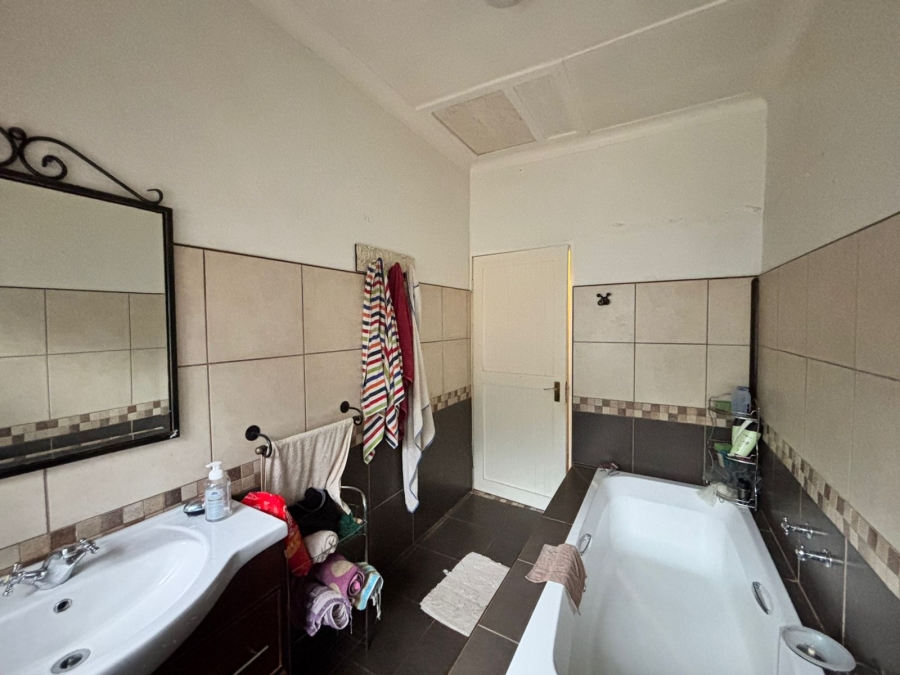 5 Bedroom Property for Sale in Flamwood North West